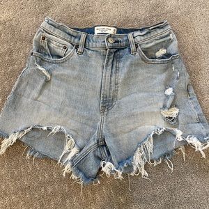 Abercrombie curve love the 4” mom short